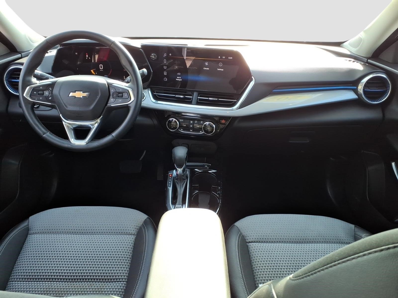 Used 2024 Chevrolet Trax LT w/ LT Convenience Package FWD image 11