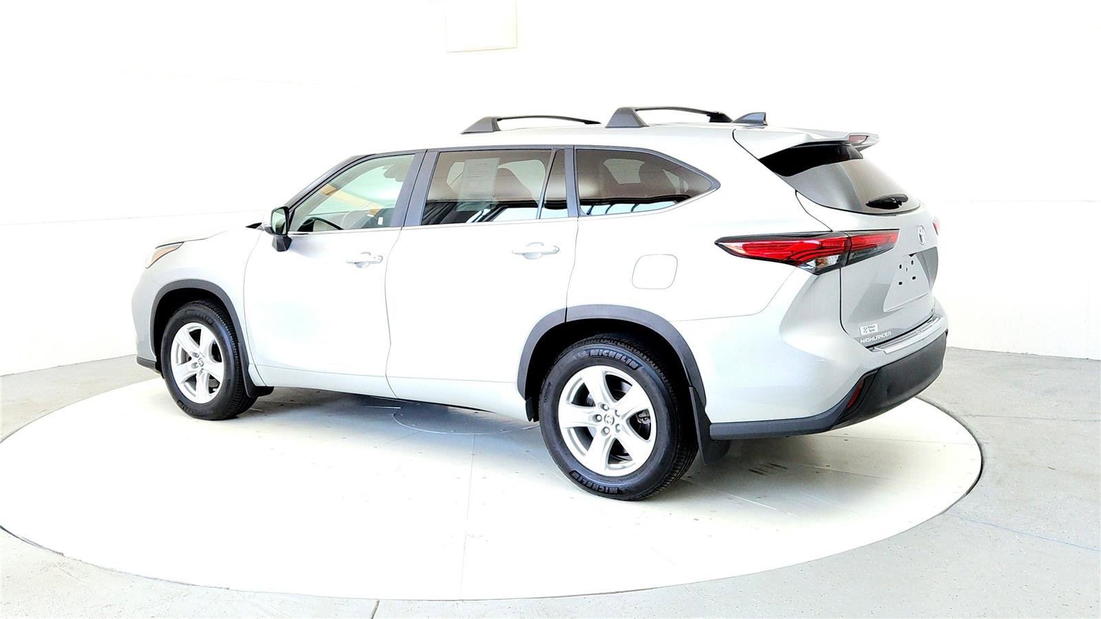 Used 2023 Toyota Highlander LE image 4