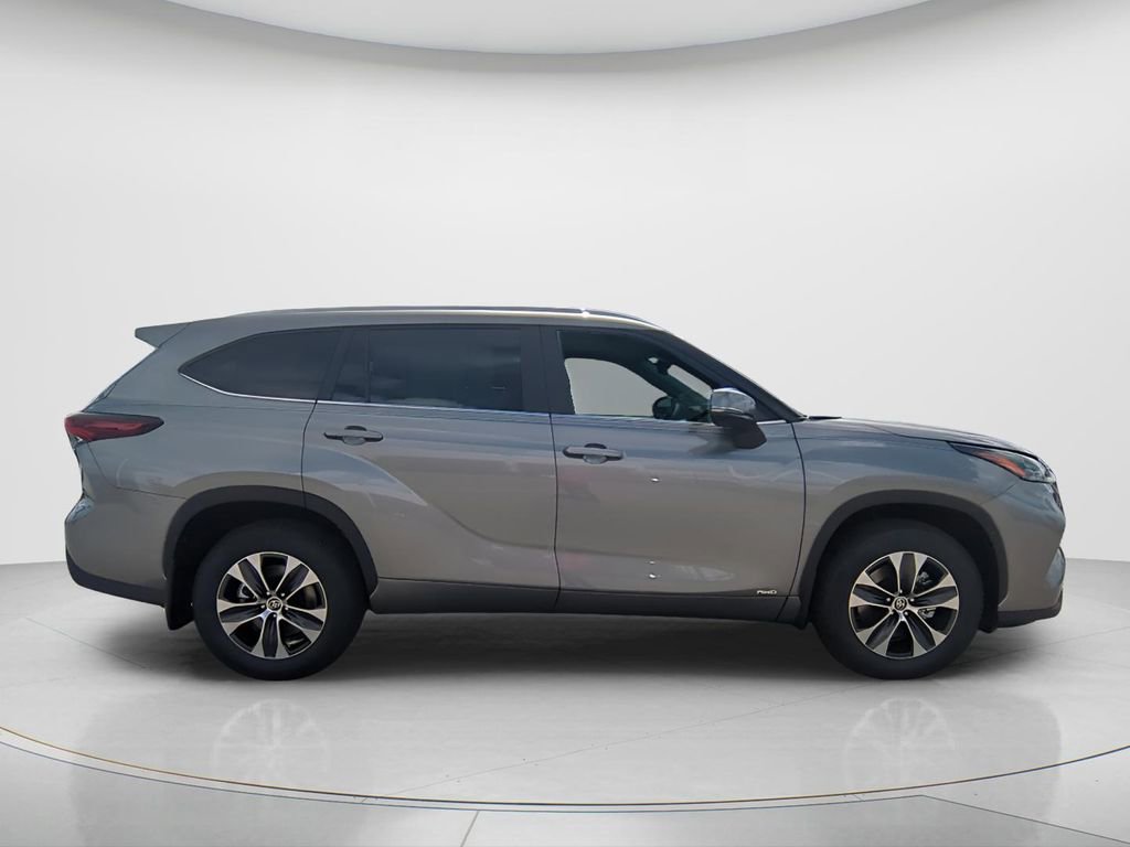 New 2026 Toyota Highlander XLE image 3