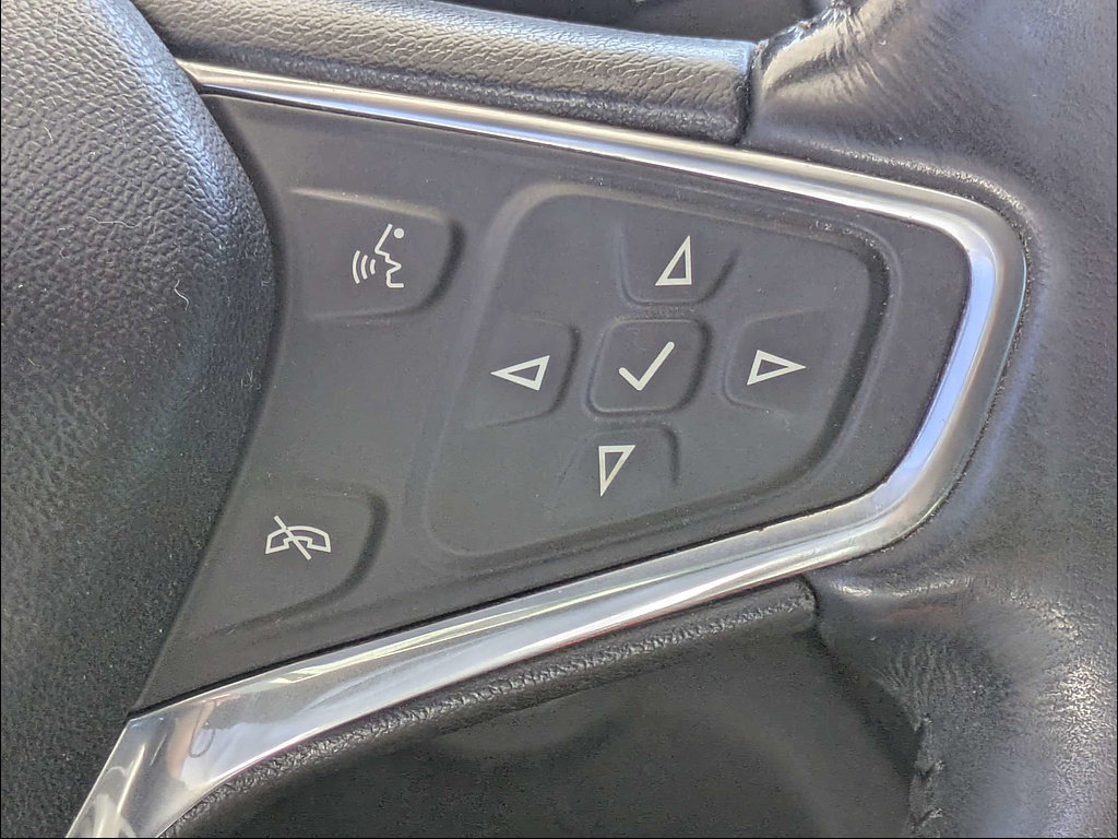 Used 2018 Chevrolet Equinox Premier FWD image 24
