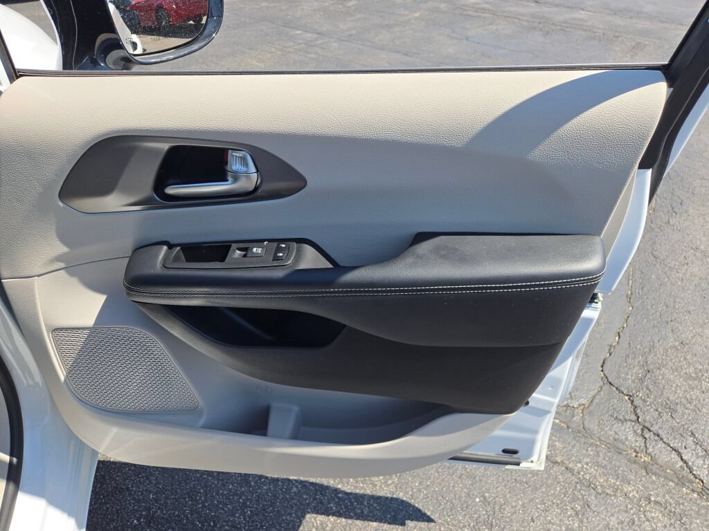 Certified 2024 Chrysler Pacifica Touring-L FWD image 7