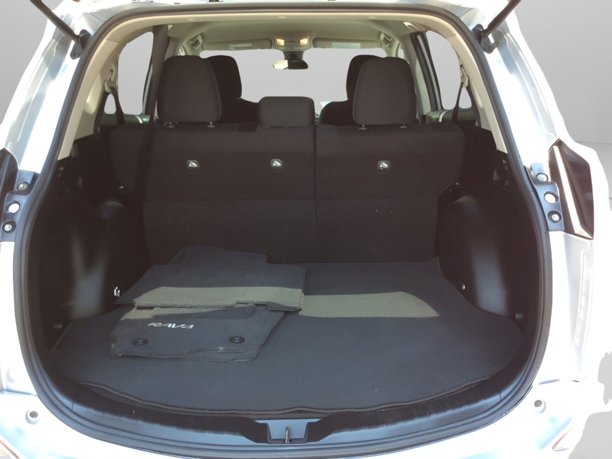 Used 2018 Toyota RAV4 LE FWD image 13