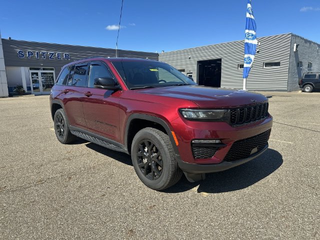 Used 2024 Jeep Grand Cherokee Altitude AWD/4WD image 12