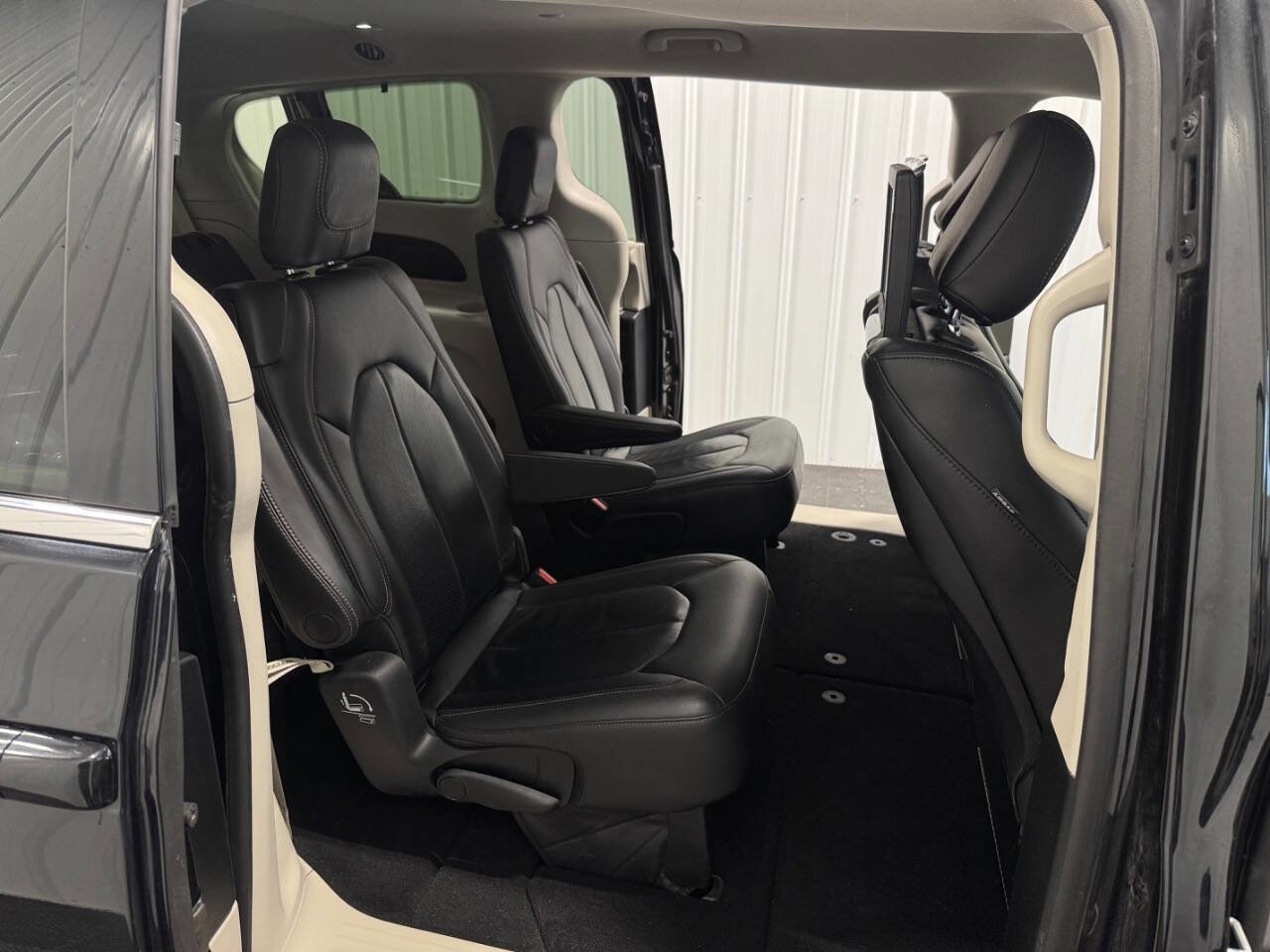 Used 2018 Chrysler Pacifica Touring-L Plus image 26