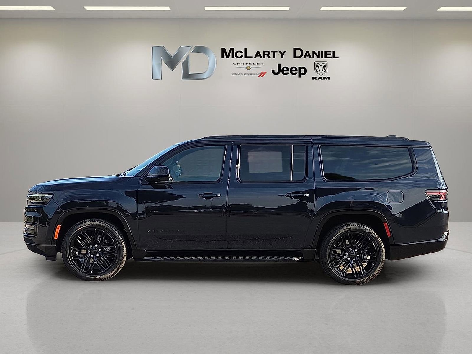 New 2025 Jeep Wagoneer L Series II w/ Premium Group I AWD/4WD video 3