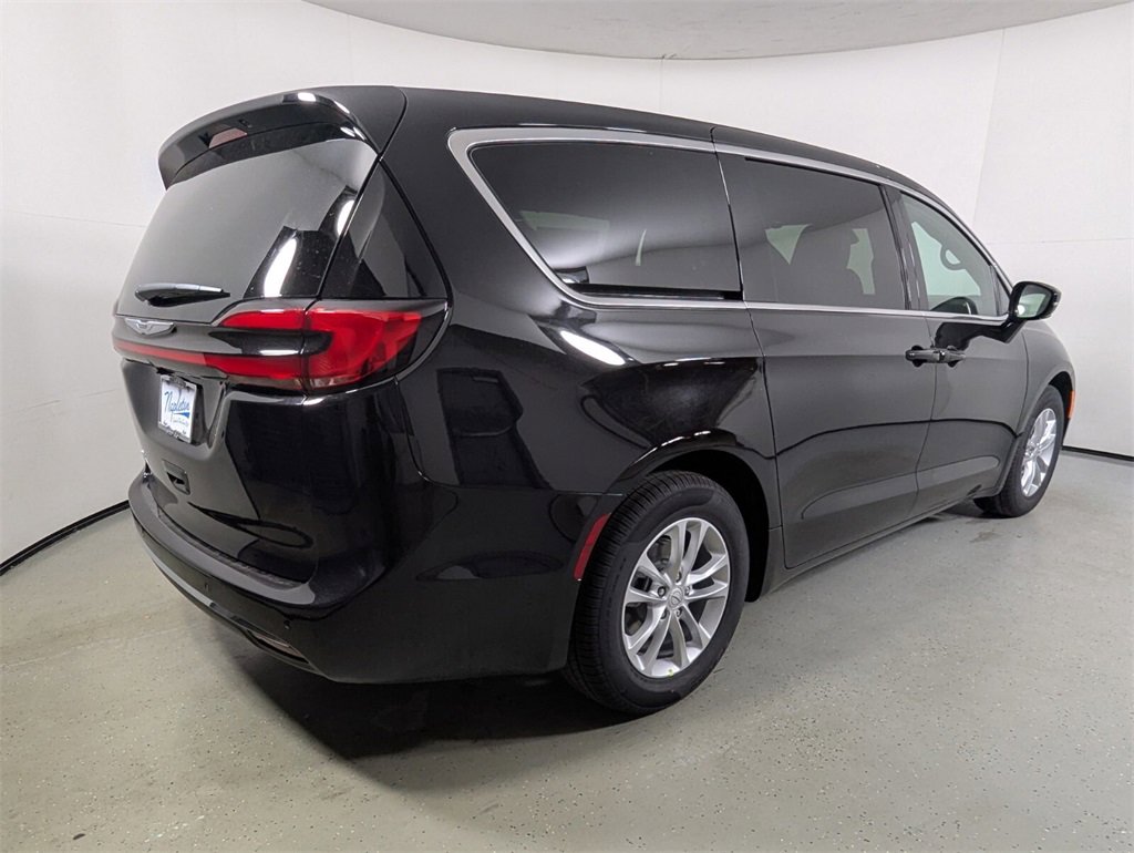 New 2026 Chrysler Pacifica Select image 7