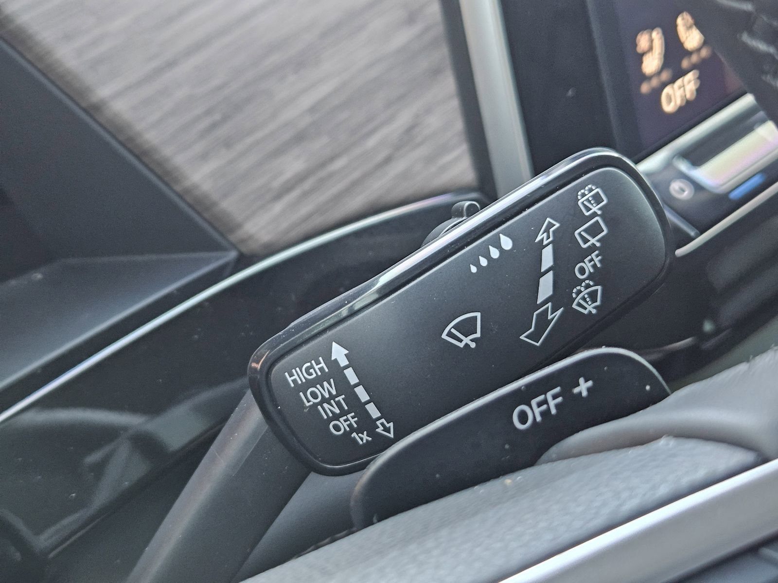 Used 2025 Volkswagen Atlas SEL Premium R-Line image 29