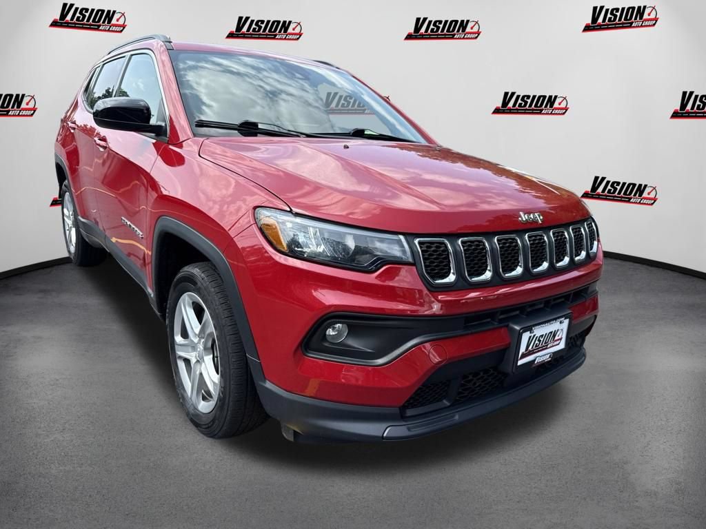 Used 2023 Jeep Compass Latitude AWD/4WD image 3
