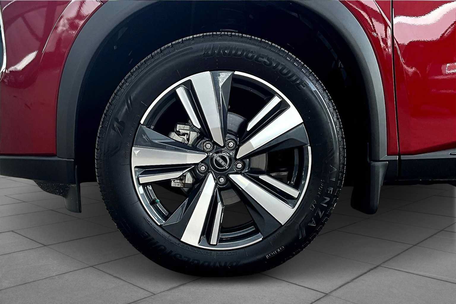 Used 2024 Nissan Rogue SL FWD image 11