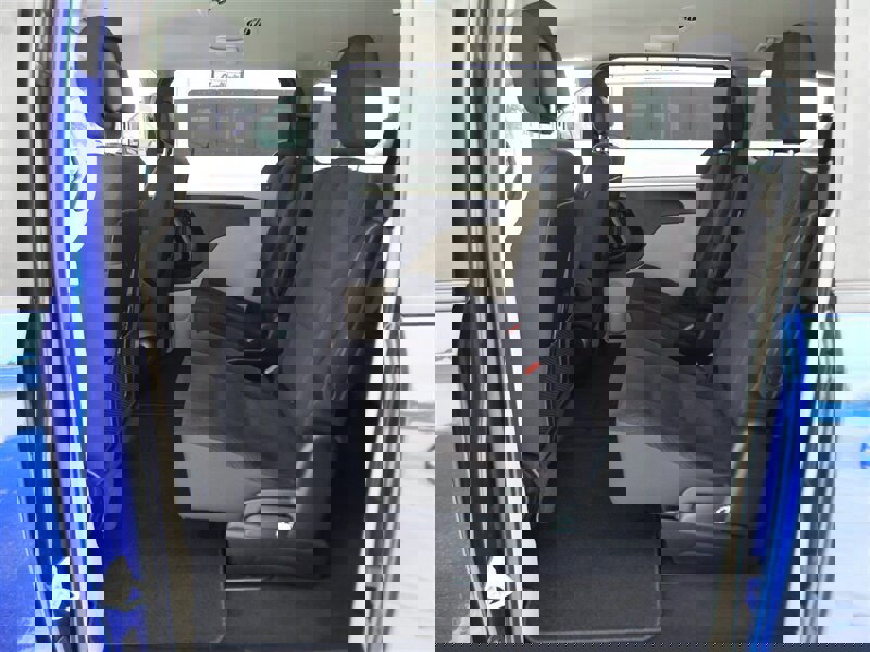 Used 2018 Dodge Grand Caravan SE w/ UConnect Hands-Free Group image 17