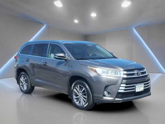 Used 2017 Toyota Highlander XLE AWD/4WD image 1