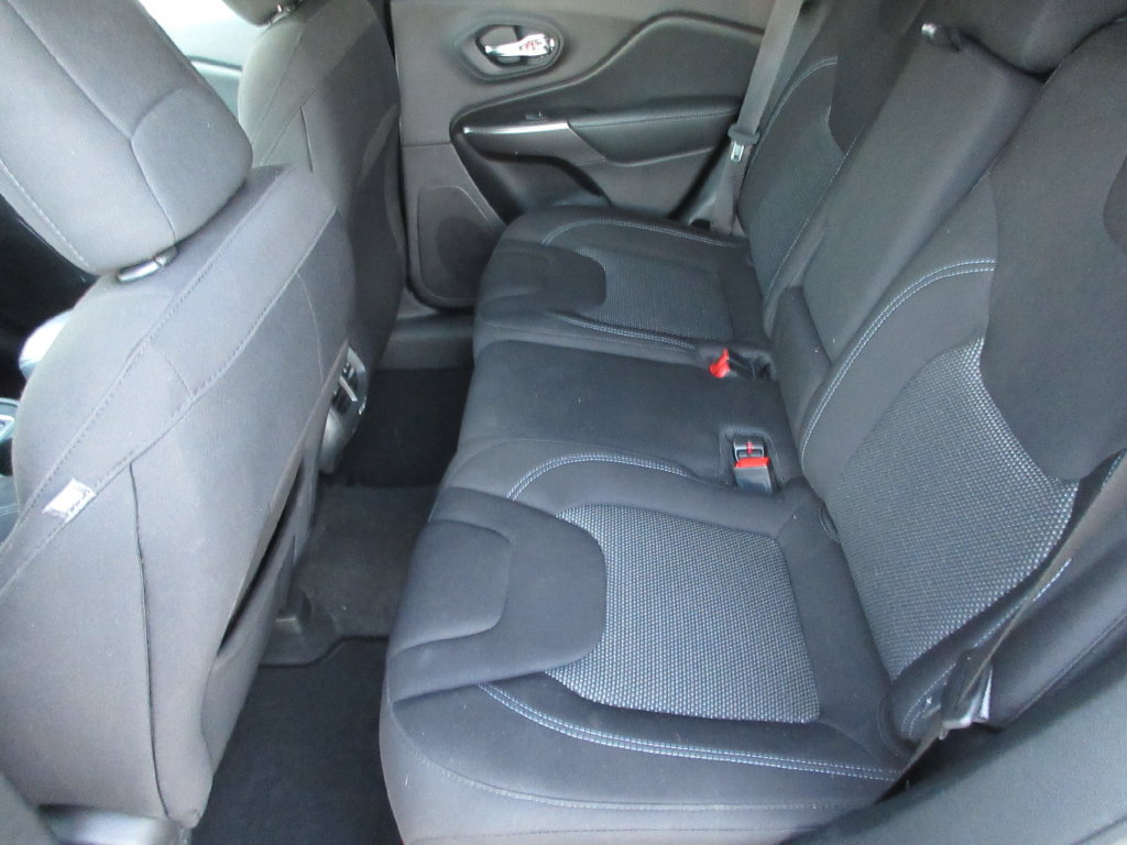 Used 2020 Jeep Cherokee Latitude FWD image 14