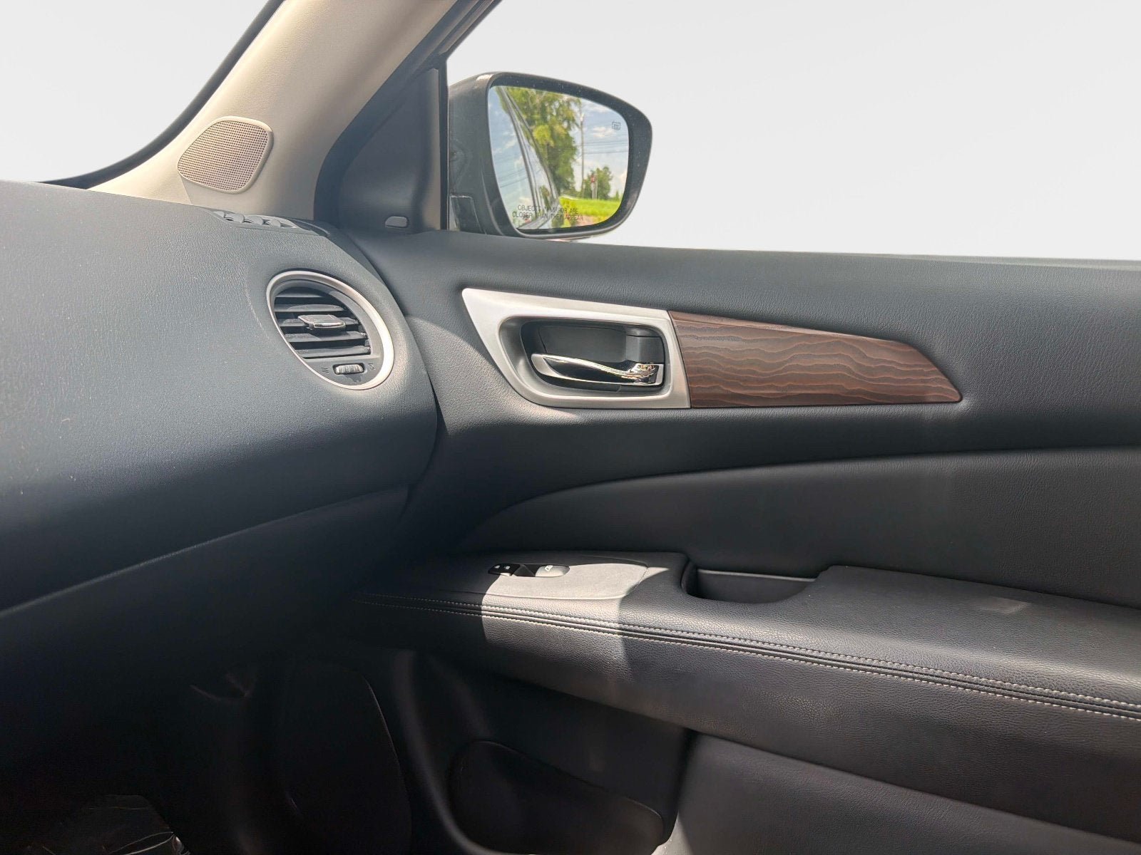 Used 2020 Nissan Pathfinder Platinum AWD/4WD image 24
