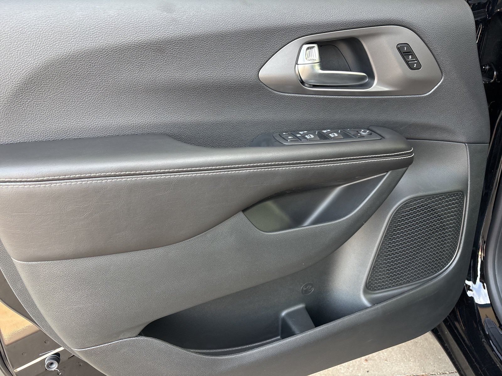 New 2026 Chrysler Pacifica Select w/ S Appearance Package FWD image 10