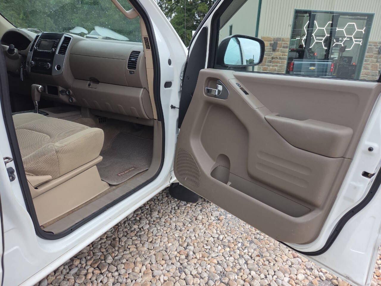 Used 2015 Nissan Frontier SV AWD/4WD image 21