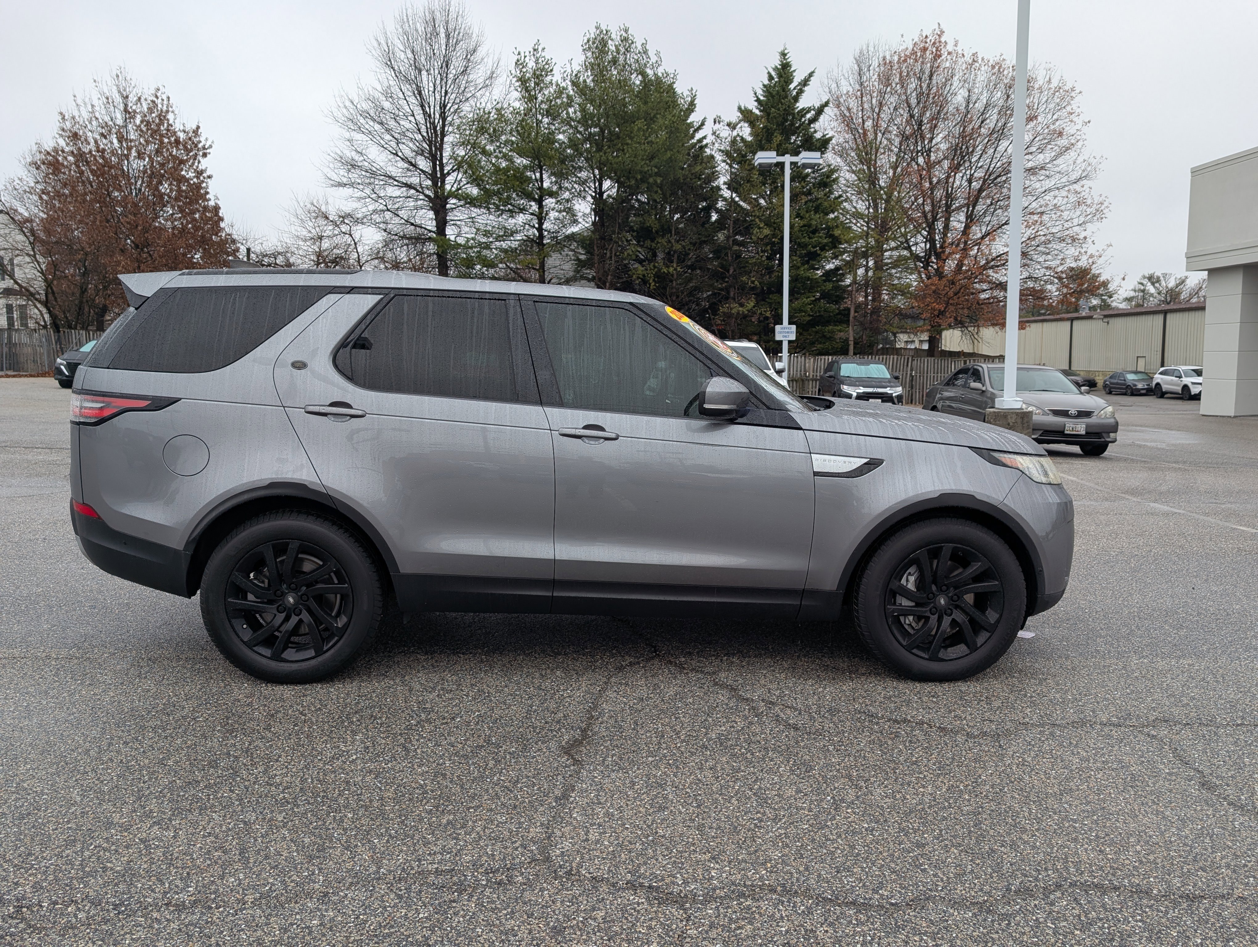Used 2020 Land Rover Discovery HSE image 2