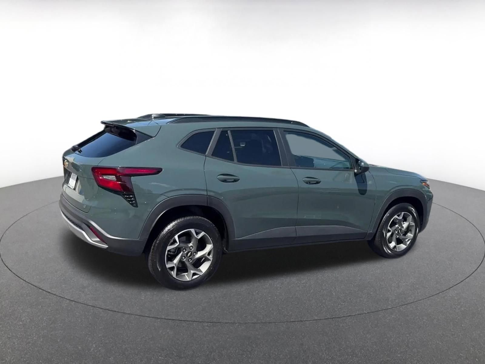 Used 2025 Chevrolet Trax LT FWD image 14