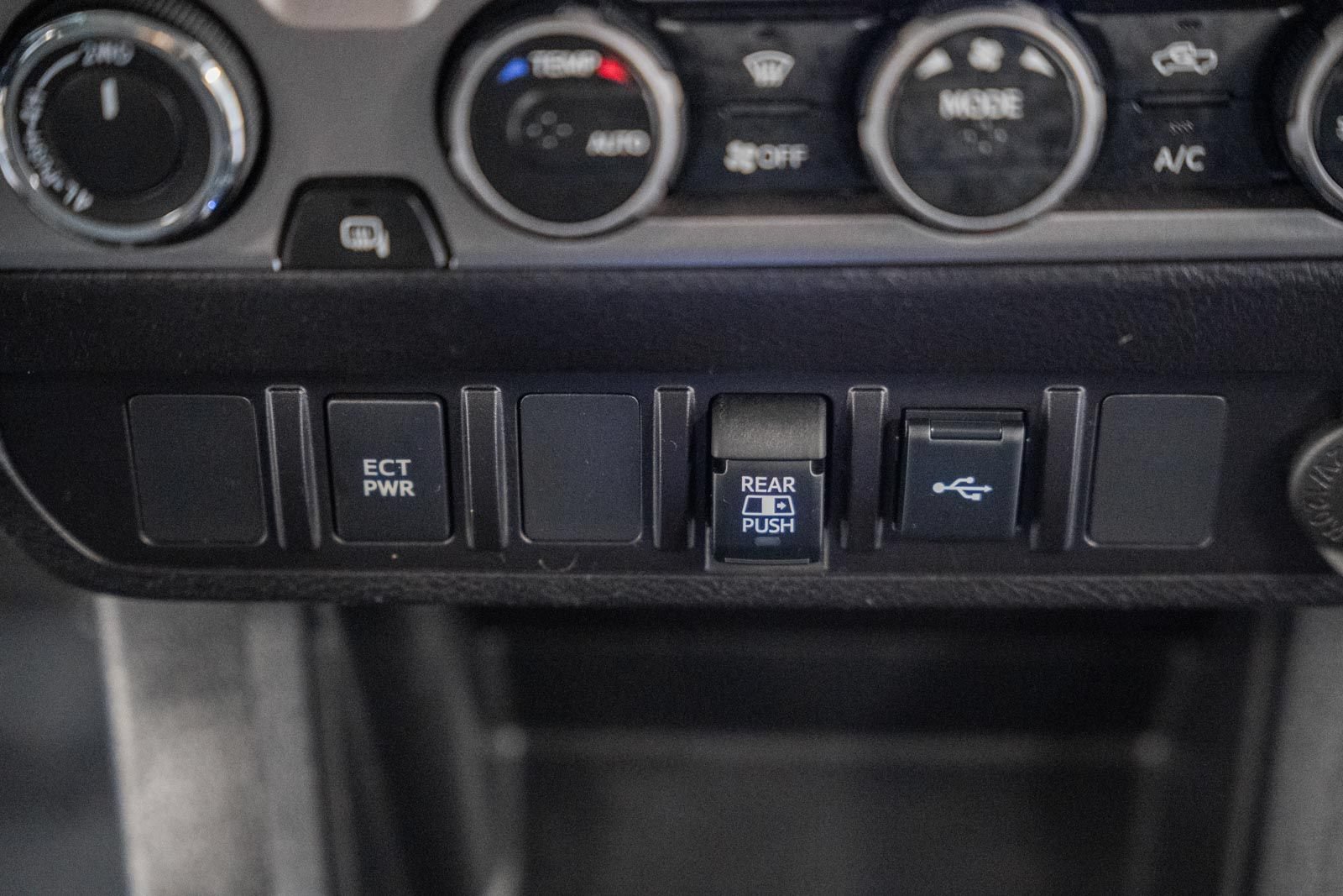 Used 2022 Toyota Tacoma SR5 AWD/4WD image 32