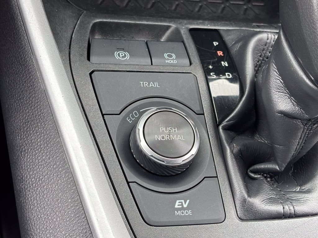 Used 2024 Toyota RAV4 LE AWD/4WD image 31