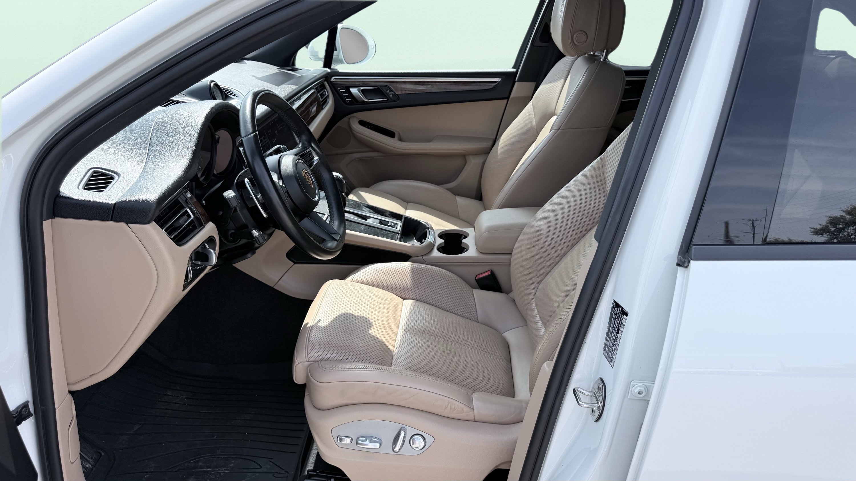 Used 2023 Porsche Macan Turbo AWD/4WD image 18