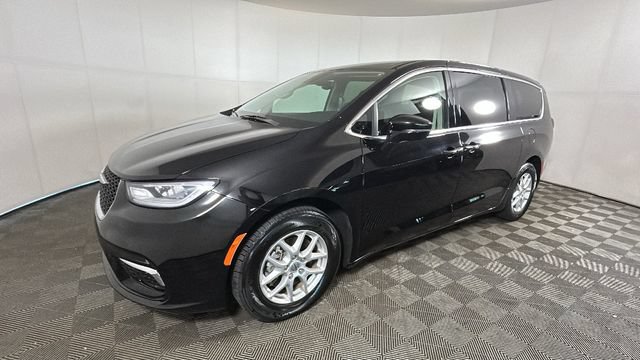 Used 2024 Chrysler Pacifica Touring-L FWD image 6