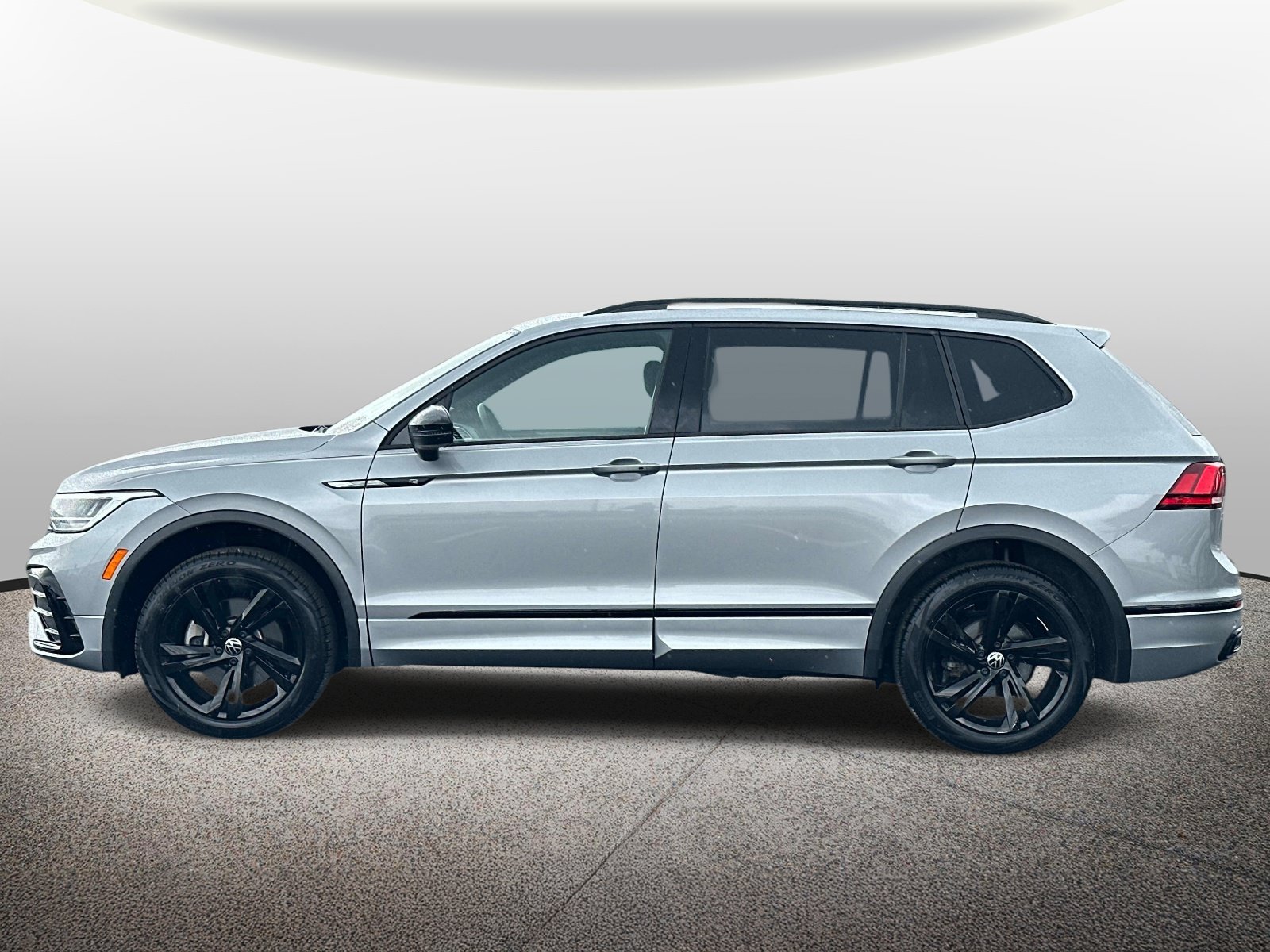 Used 2024 Volkswagen Tiguan SE R-Line AWD/4WD image 2