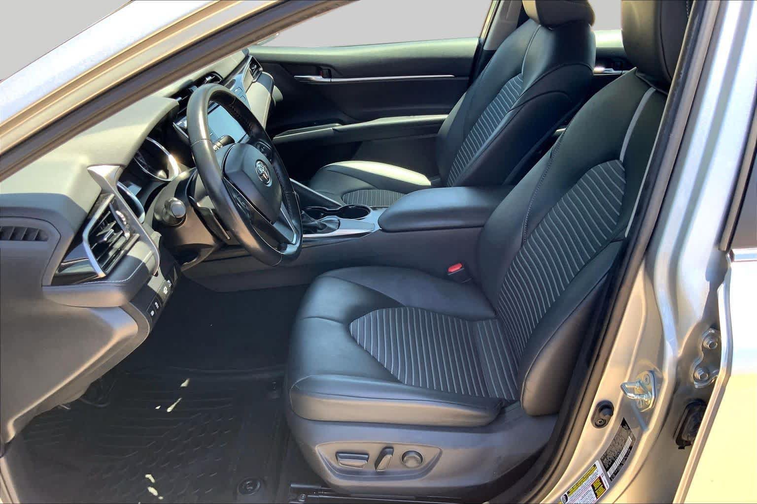 Used 2020 Toyota Camry SE FWD image 8