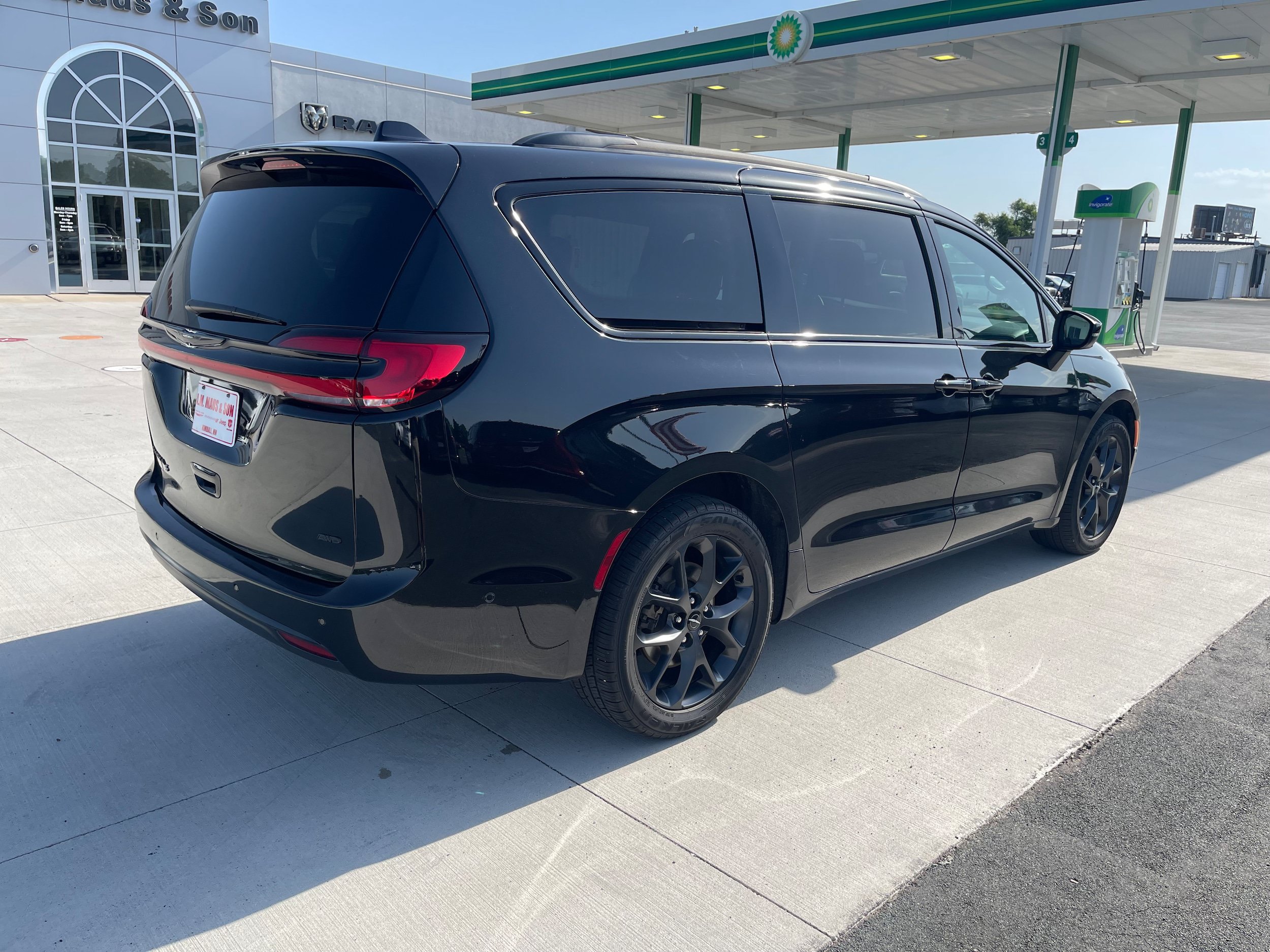 Used 2023 Chrysler Pacifica Touring-L w/ S Appearance Package AWD/4WD image 9