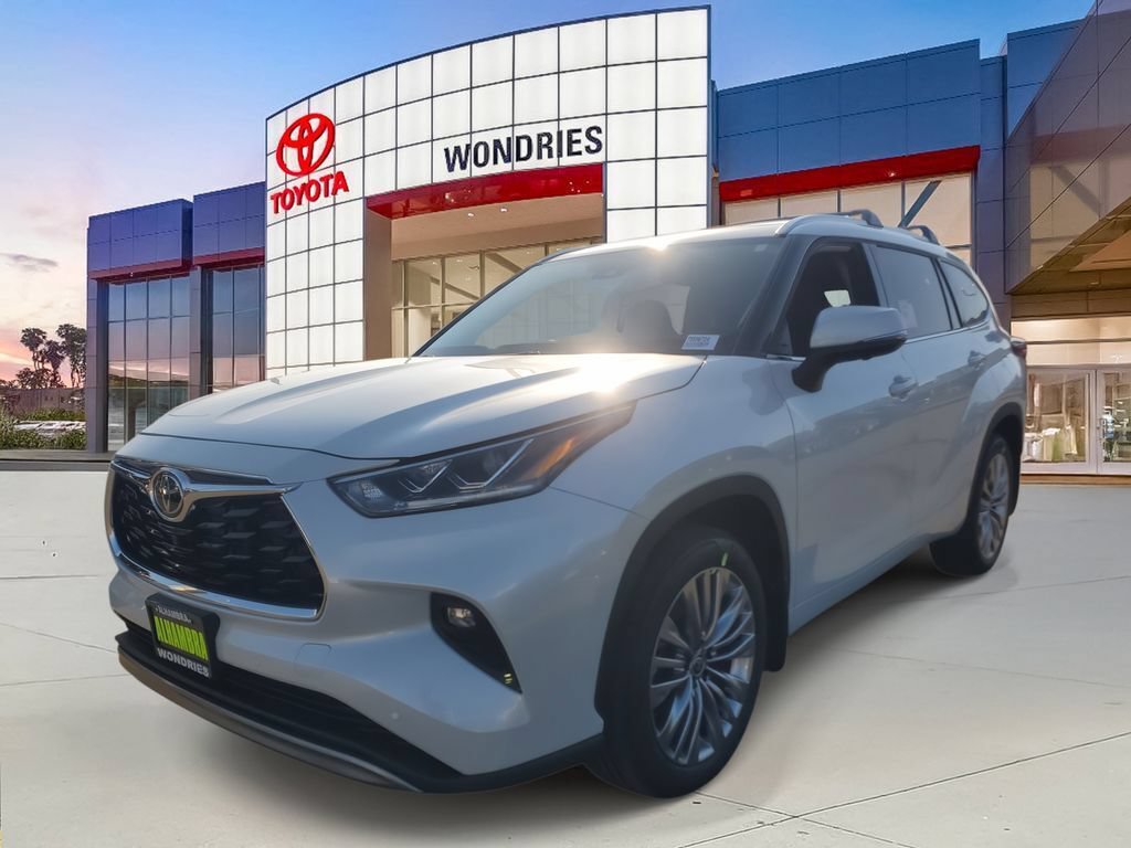 New 2026 Toyota Highlander AWD image 2