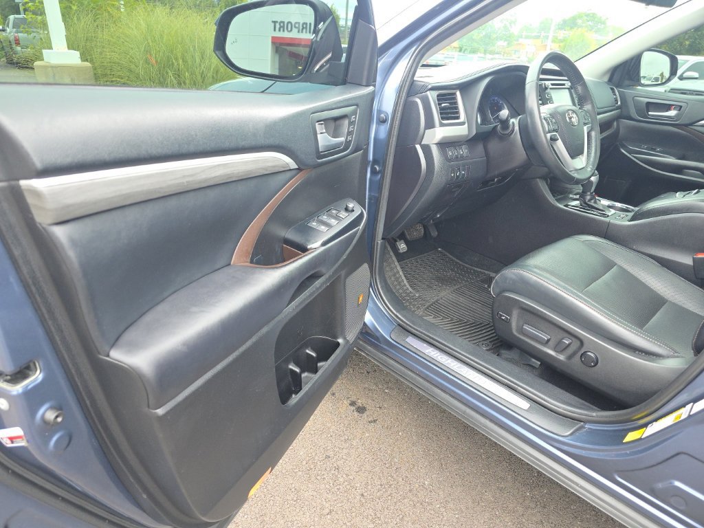 Used 2019 Toyota Highlander Limited Platinum AWD/4WD image 11