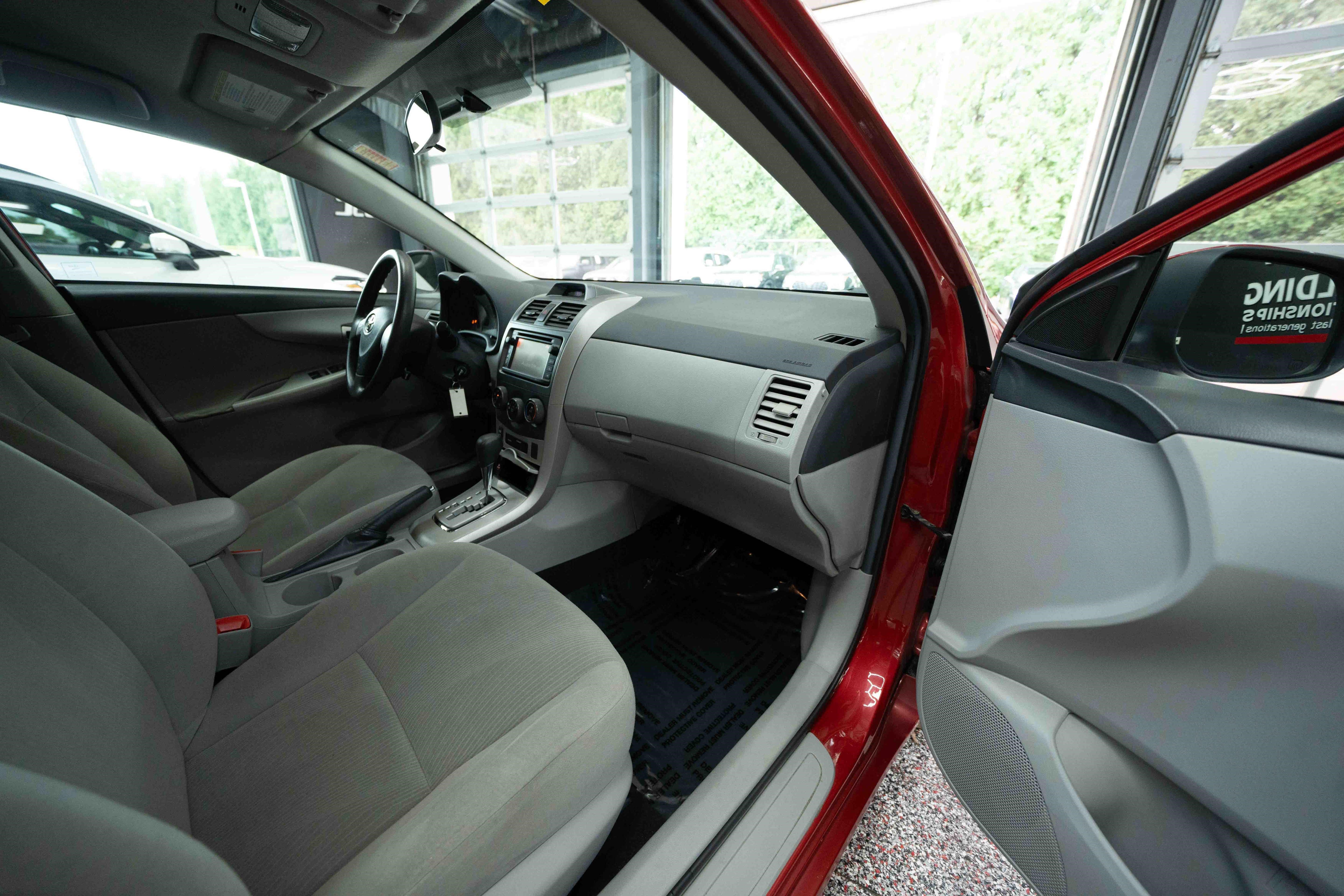 Used 2013 Toyota Corolla LE FWD image 25