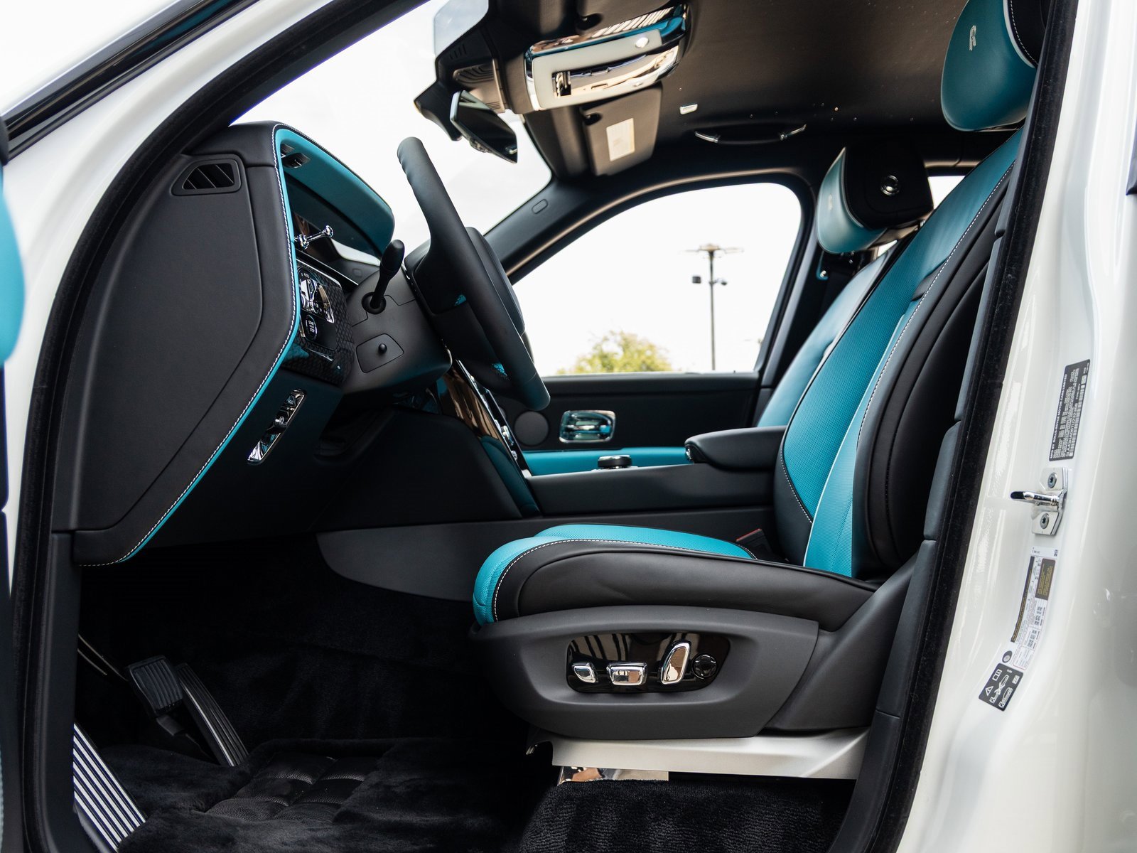 New 2026 Rolls-Royce Cullinan Black Badge image 28