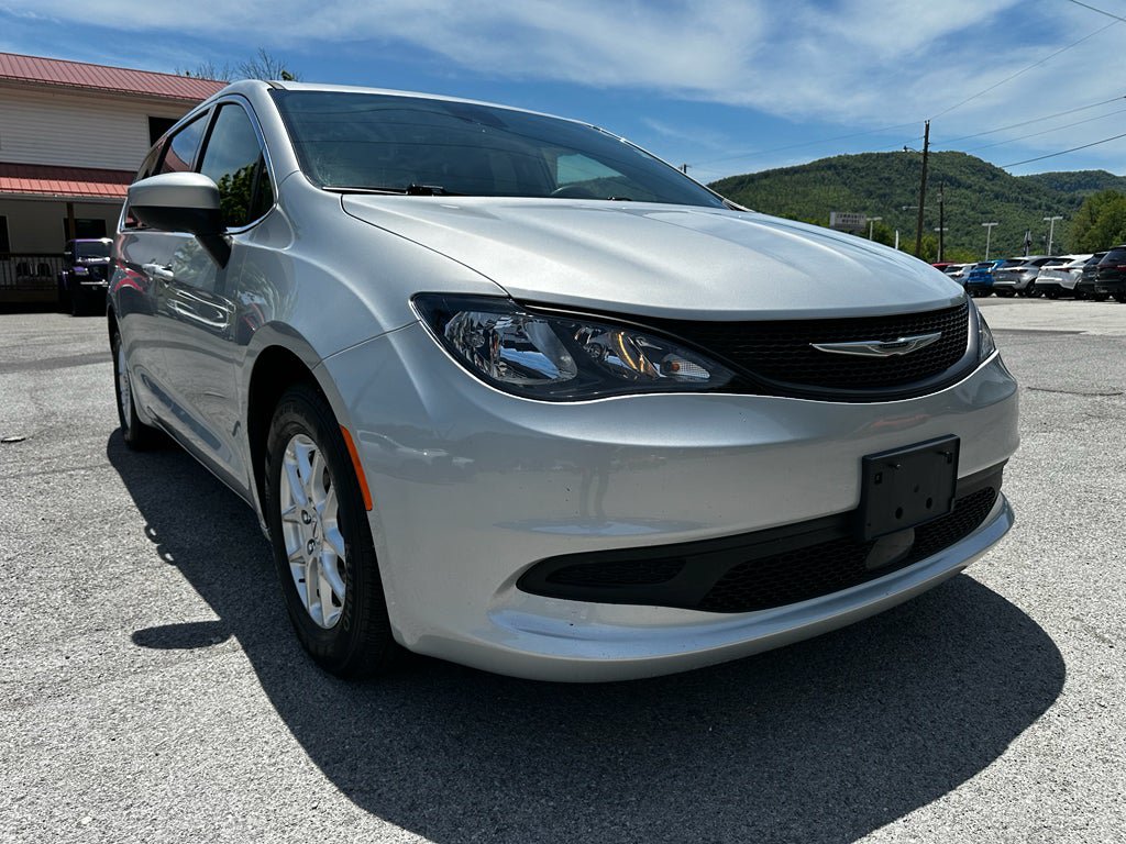 Used 2023 Chrysler Voyager LX FWD image 1