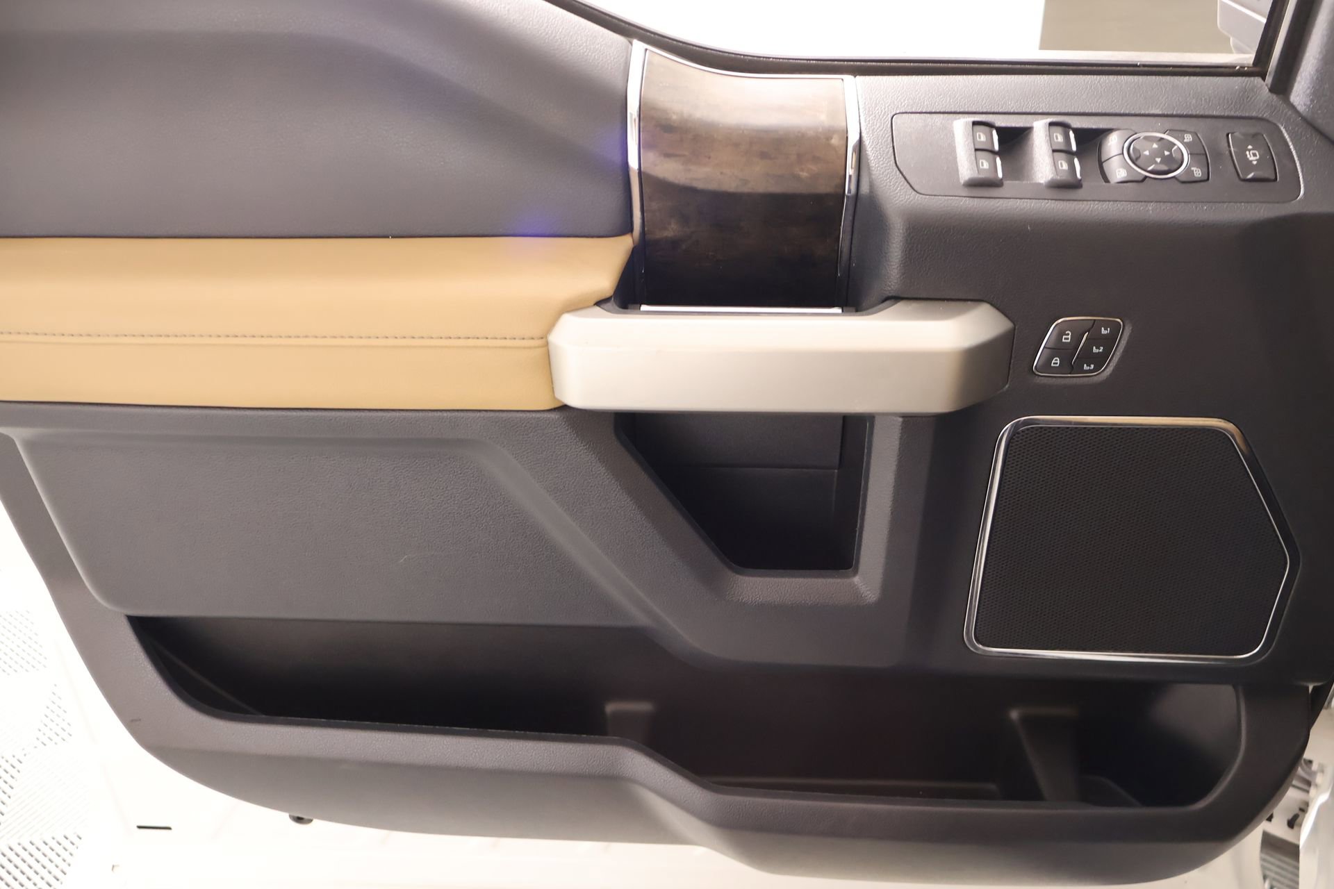 Used 2022 Ford F250 Lariat w/ Chrome Package image 16