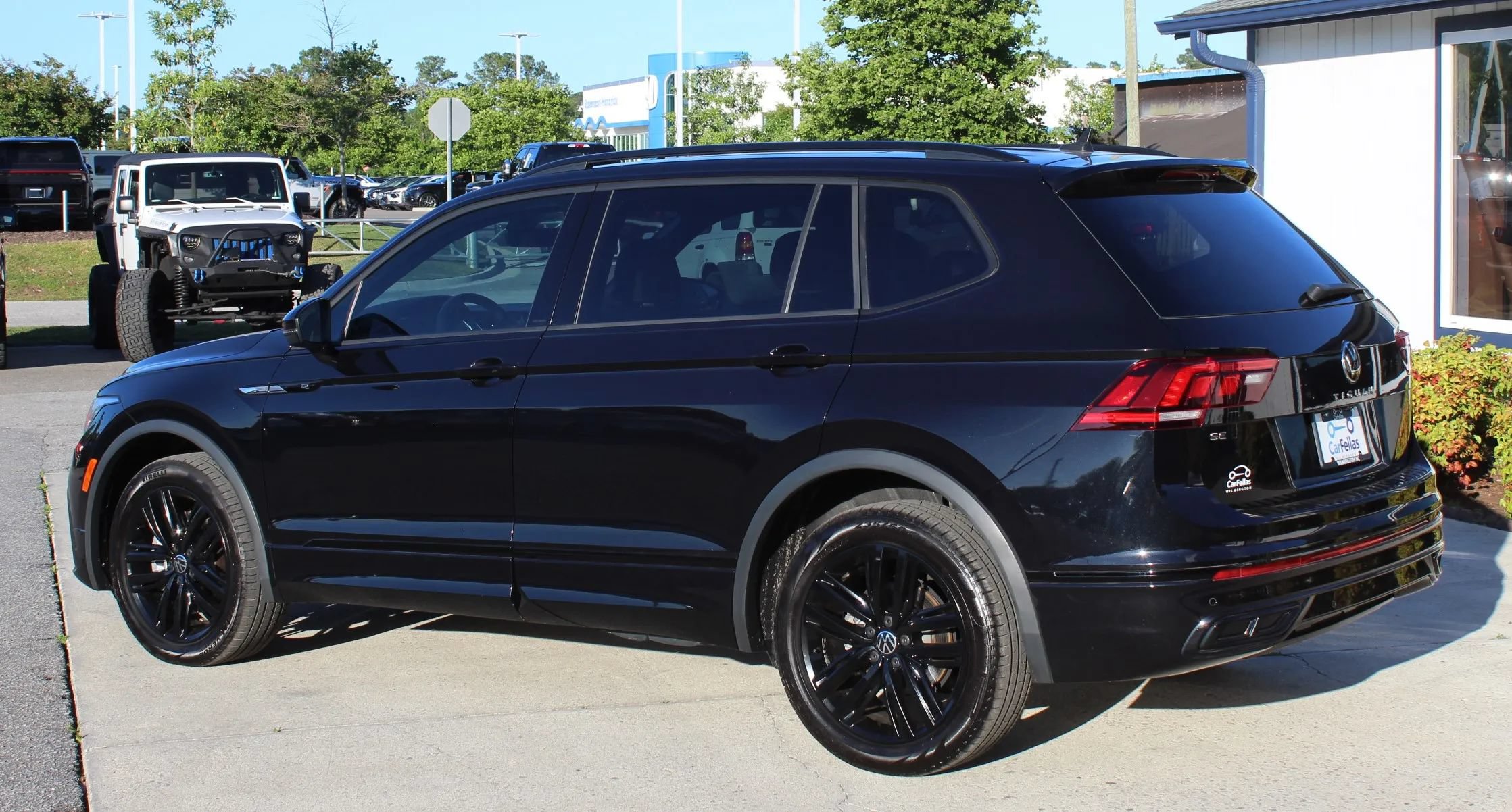 Used 2022 Volkswagen Tiguan SE R-Line FWD image 3