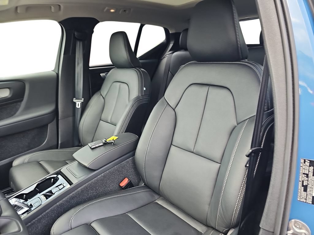 Used 2025 Volvo XC40 B5 Plus AWD/4WD image 15