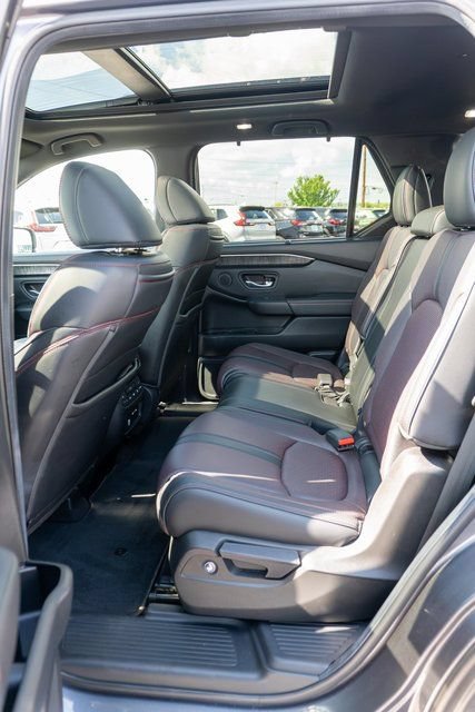 Used 2025 Honda Pilot Black Edition image 11