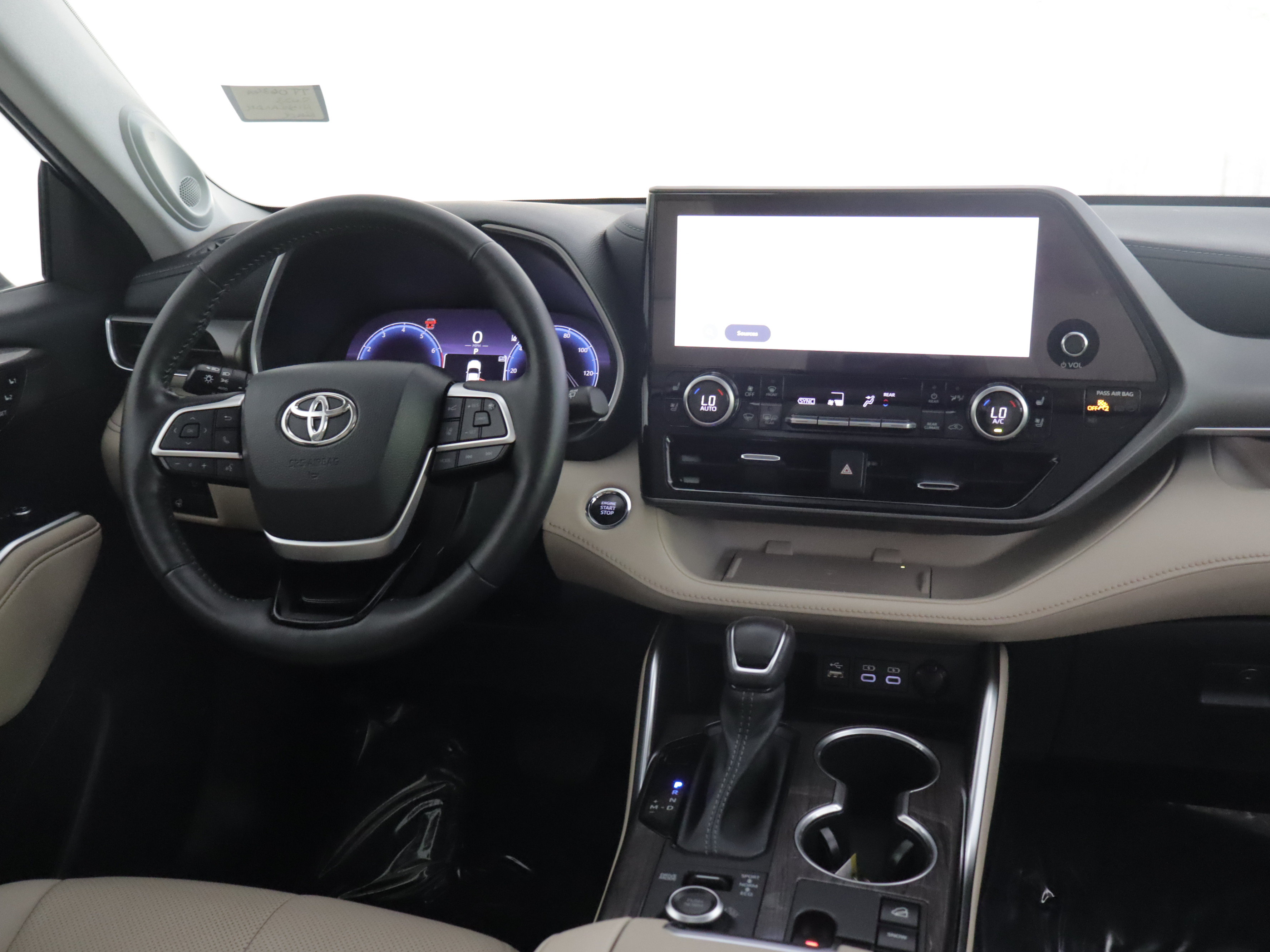 Used 2023 Toyota Highlander Limited AWD/4WD image 2