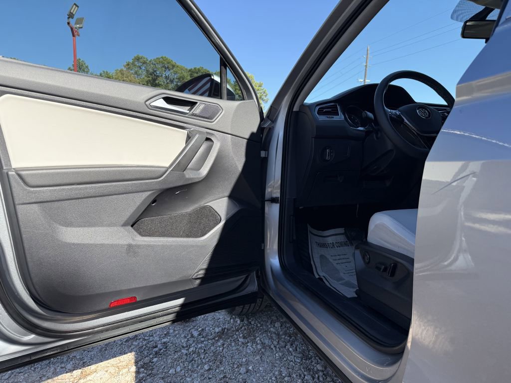 Used 2021 Volkswagen Tiguan SE w/ Panoramic Sunroof Package AWD/4WD image 14