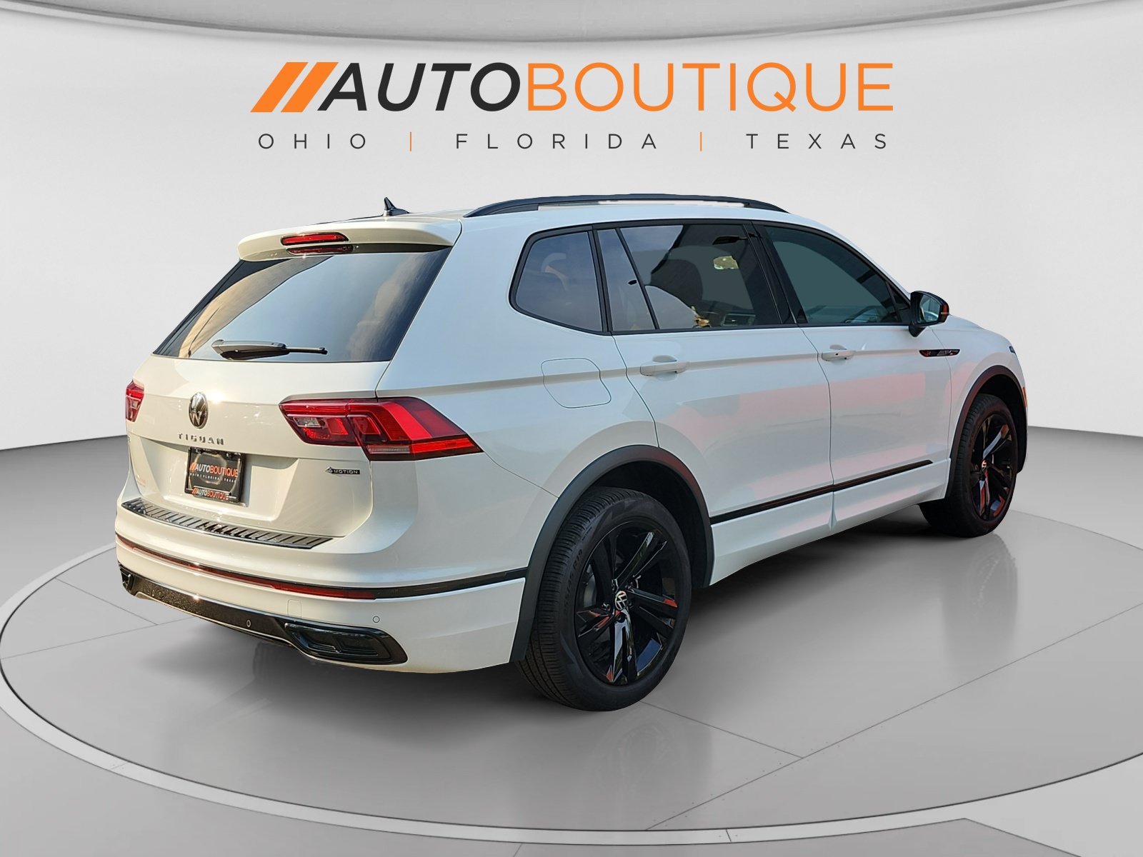 Used 2024 Volkswagen Tiguan SE R-Line w/ MDO Package, Two-Row AWD/4WD image 5