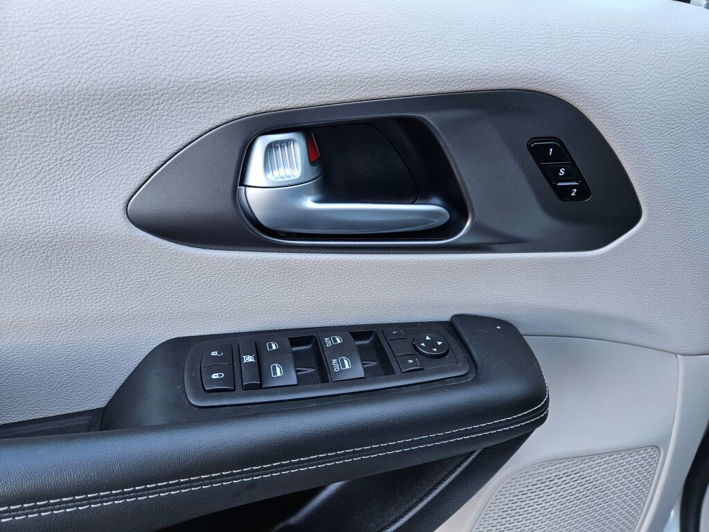 Used 2024 Chrysler Pacifica Touring-L image 19