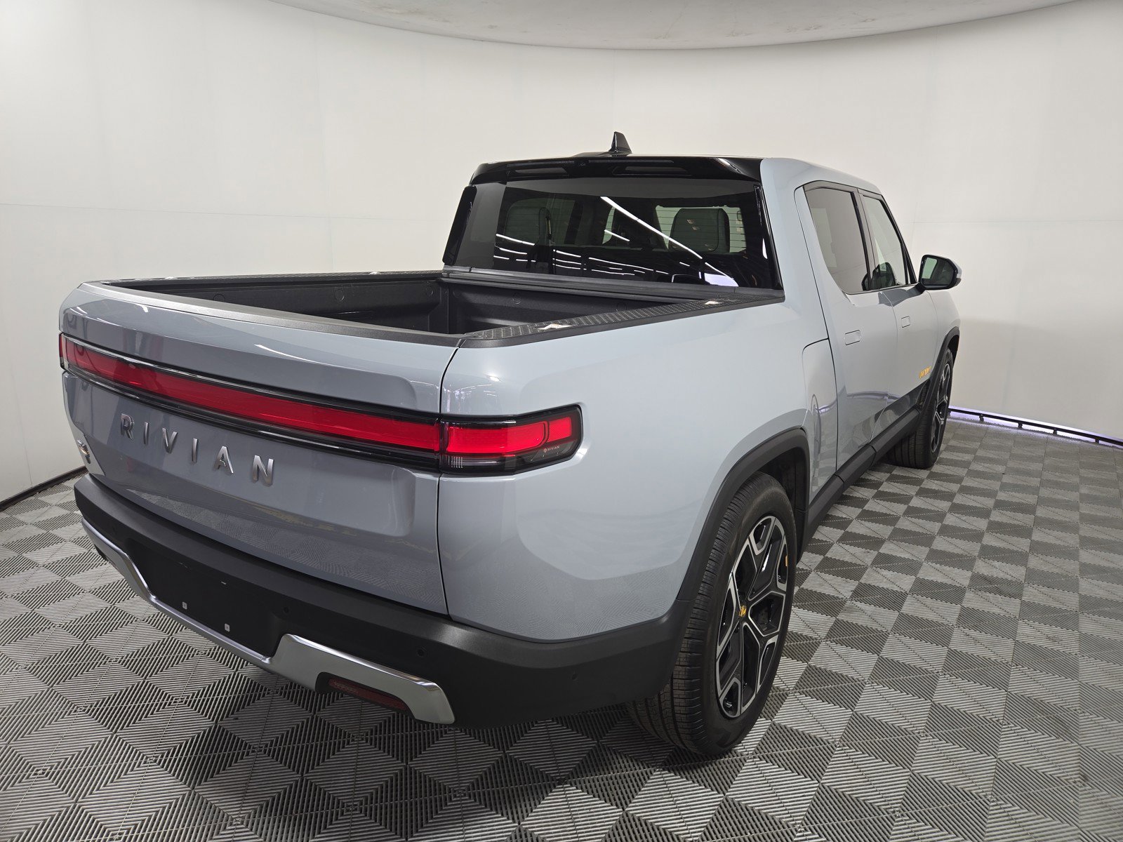 Used 2024 Rivian R1T Adventure AWD/4WD image 5