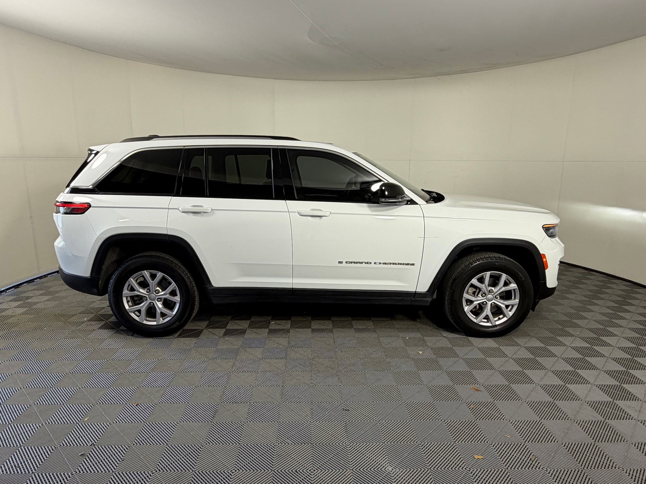 Used 2022 Jeep Grand Cherokee Limited image 8
