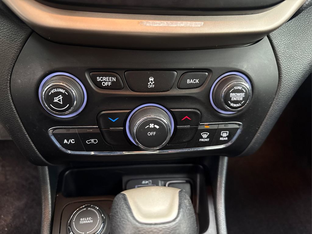 Used 2016 Jeep Cherokee Latitude w/ Cold Weather Group image 30