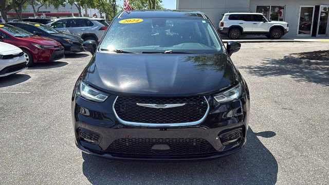 Used 2024 Chrysler Pacifica Touring-L image 2