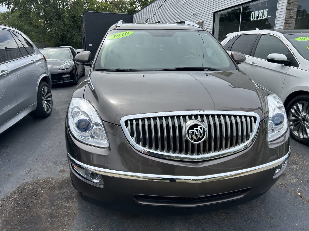 Used 2010 Buick Enclave CXL image 4