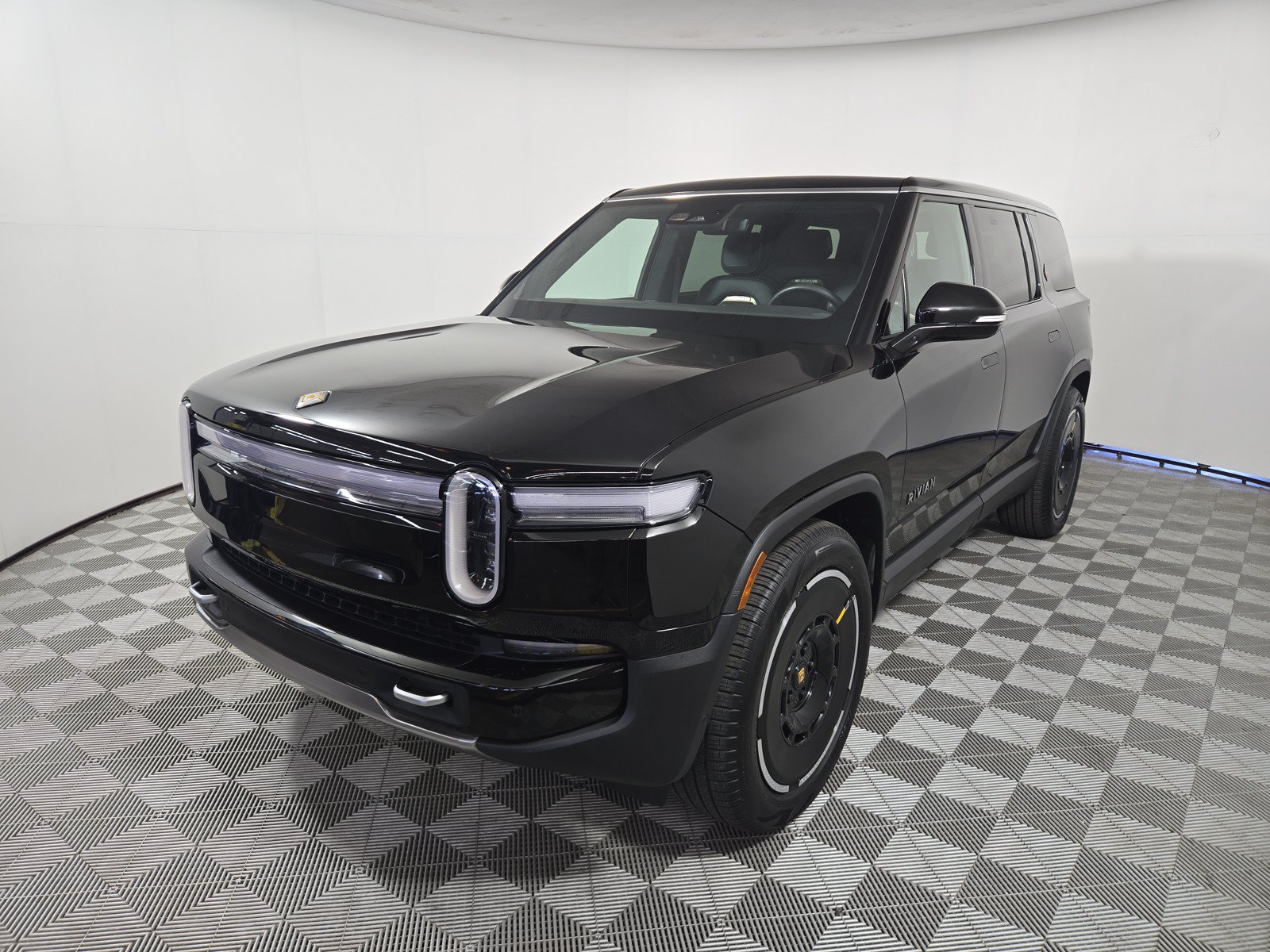 Used 2025 Rivian R1S Adventure AWD/4WD image 1