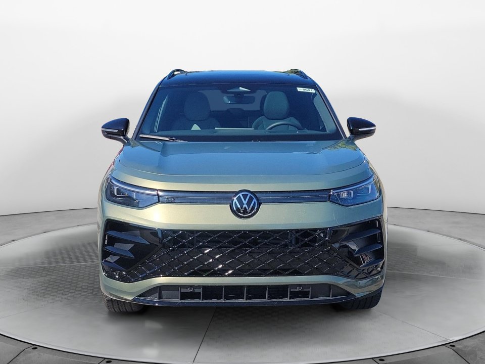 New 2026 Volkswagen Tiguan SE R-Line FWD image 2