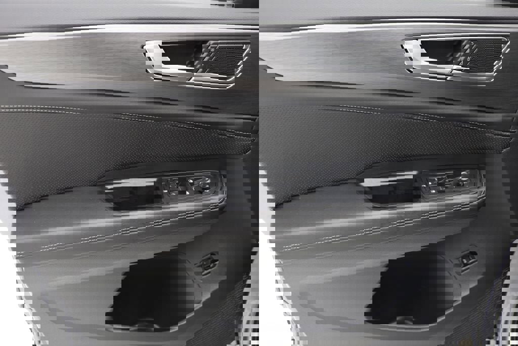 Used 2025 Volkswagen Atlas Cross Sport SE image 16