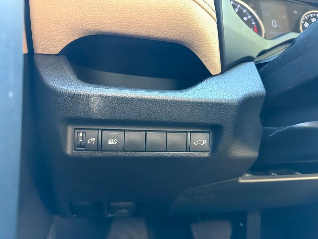 Used 2019 Toyota RAV4 XLE Premium AWD/4WD image 17